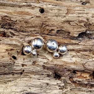 Unika kugle ørestikker. – produktbillede