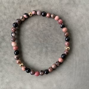 Blackline rhodonit armbånd 4mm – produktbillede