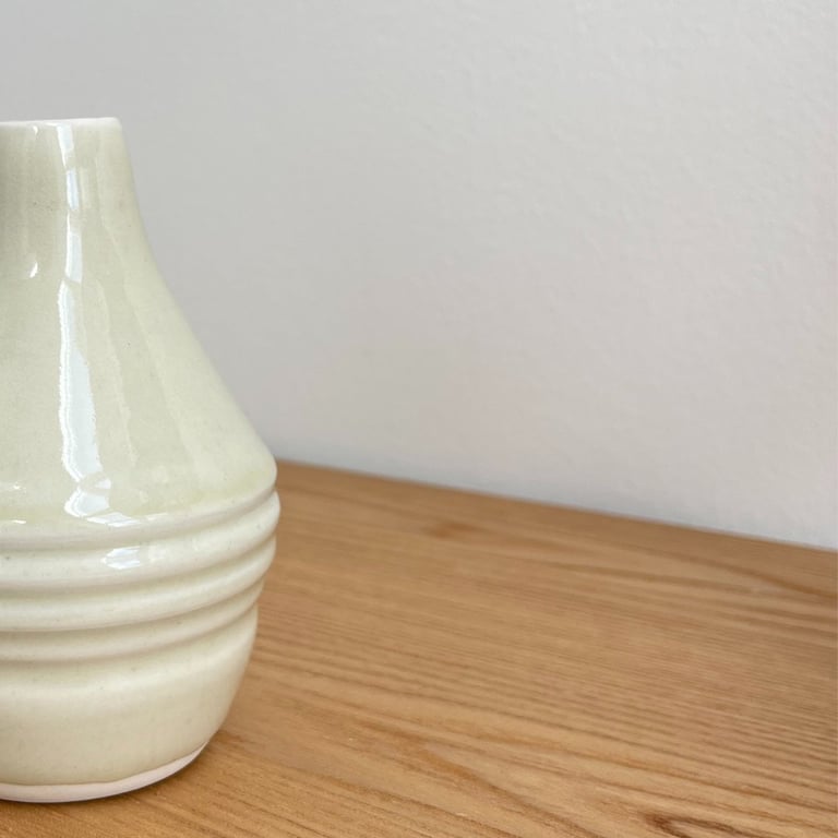 Hvid riflet porcelænsvase billede 2
