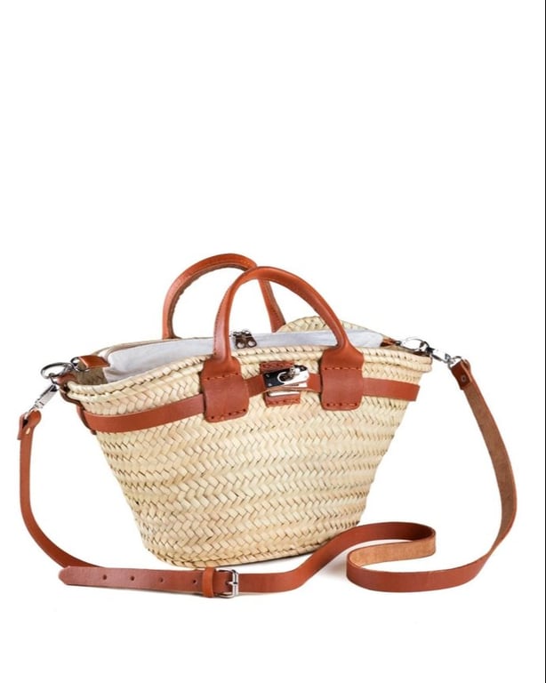 Flettet kurvet håndtaske med brune læderhåndtag og justerbar skulderrem i læder. (2)