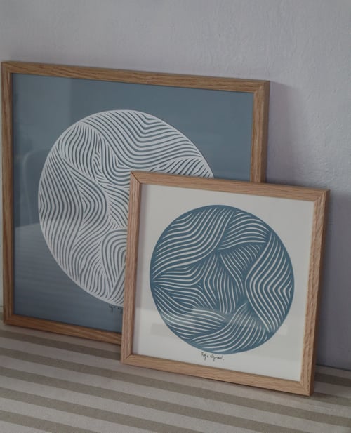 20x20cm papercut, støvet blå, indrammet