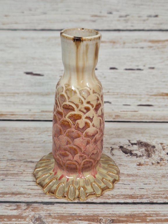 Lille vintage keramik lysestage med bølget kant og glaseret i beige og rosa nuancer.