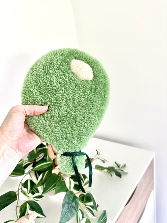 Tuftet farverig ballon (lille)- Håndlavet vægkunst i 100% uld.