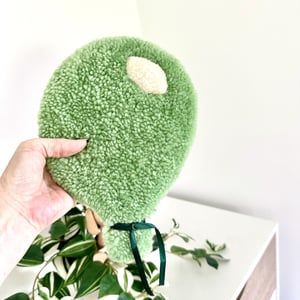 Tuftet farverig ballon (lille)- Håndlavet vægkunst i 100% uld. – produktbillede