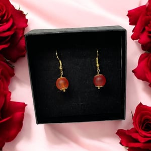 Røde øreringe  – produktbillede