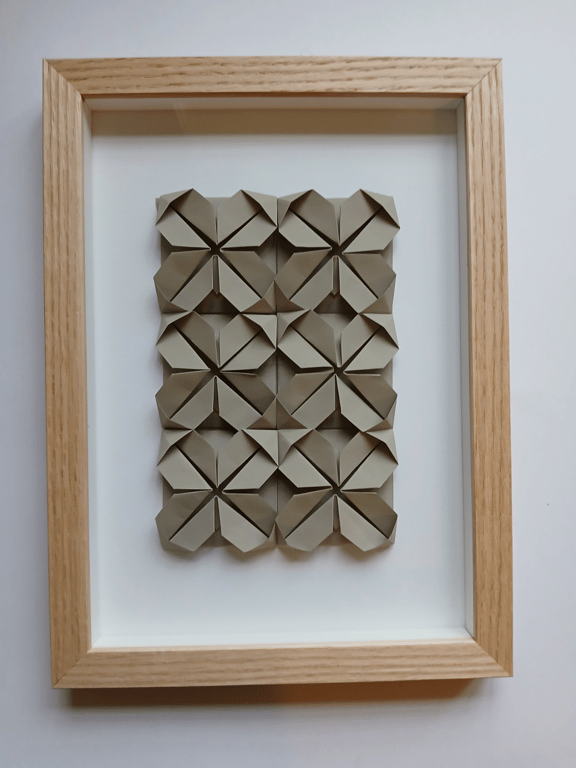 A4 foldet papirværk, beigegrå, Indrammet 