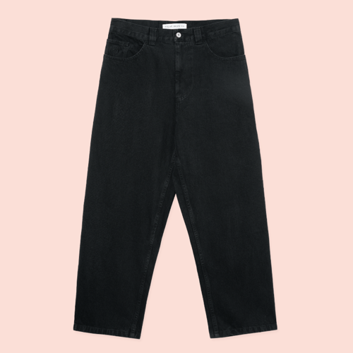 Sort par baggy jeans med knaplukning og 5 lommer på lyserød baggrund. (1)