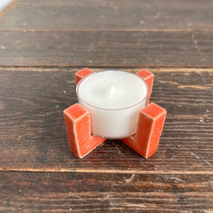 Fyrfadsholder, koralrød.  – produktbillede