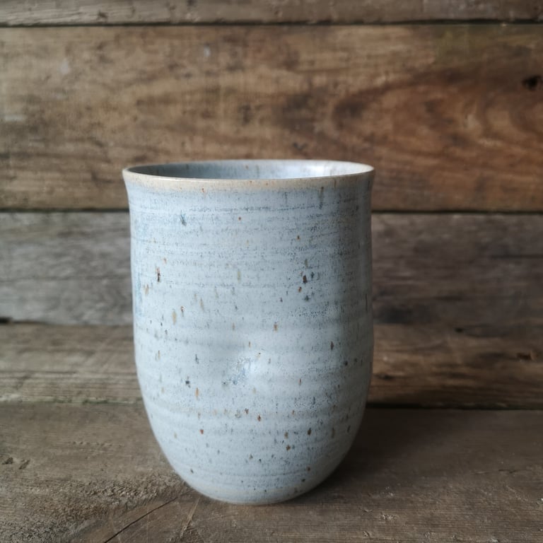 Tryk kop i lys grå glasur