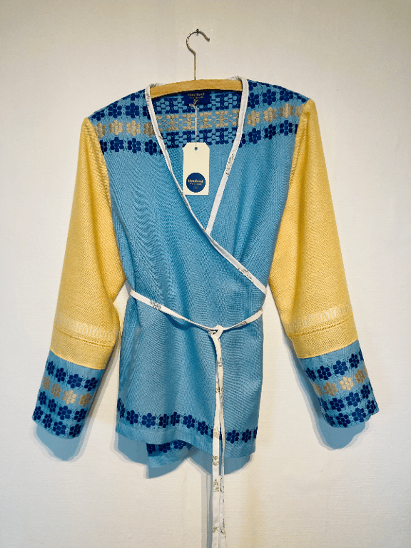 Winnie-blusen med blå blomster