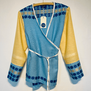 Winnie-blusen med blå blomster – produktbillede