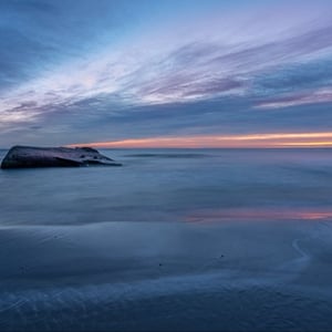  En bunker på sønderstrand i Skagen i solopgangslys – produktbillede