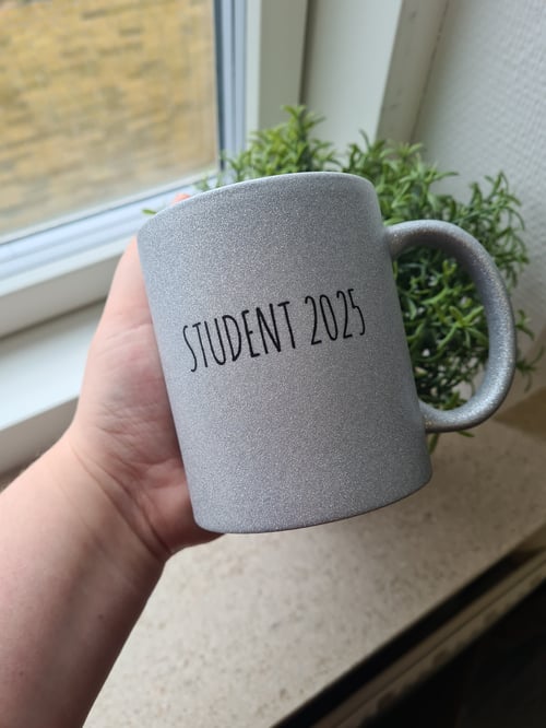 Krus: student 2025 (langt hår) sølv Glimmer (2)