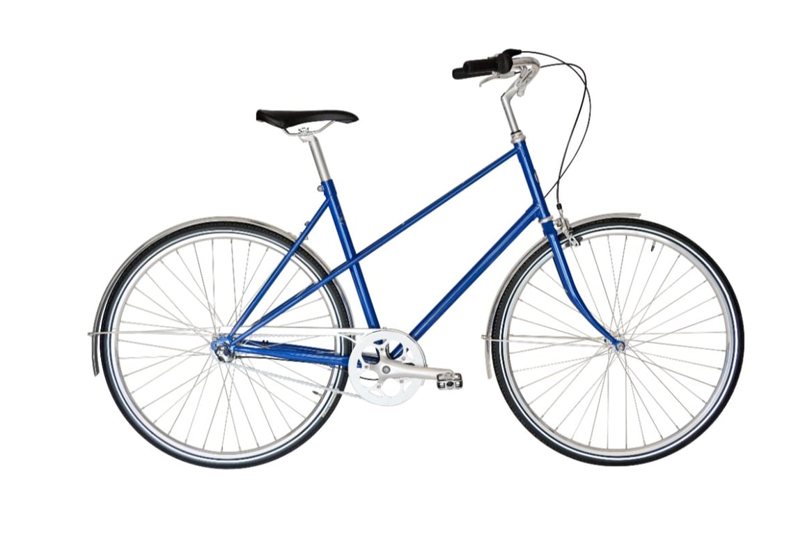 Blå citybike med sort sadel og sølvfarvede håndtag og pedaler, set fra højre side på hvid baggrund.