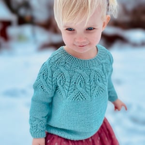 Mossi Sweater Kids - Strikkeopskrift PDF Dansk – produktbillede