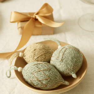 Opskrift: Julekugler strikket i finuld – produktbillede