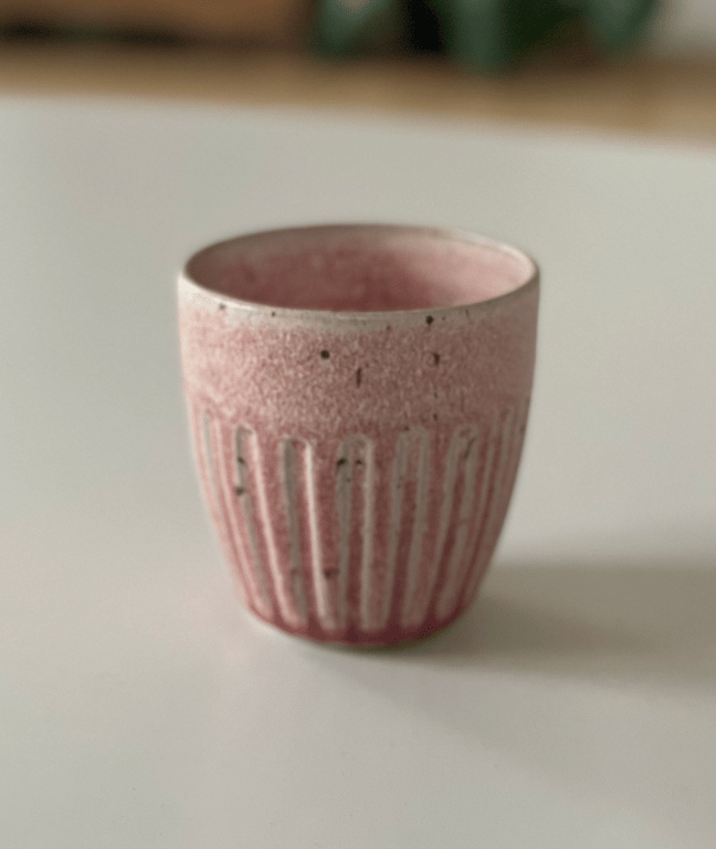 Krus m. riller, lavaler, rødmeleret