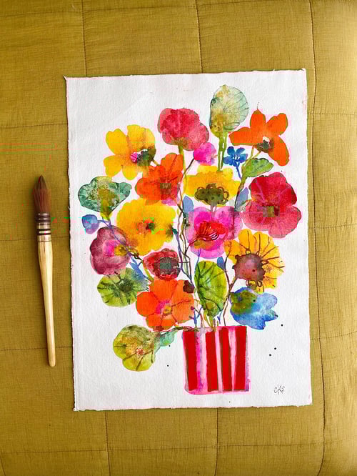 Rød stribet vase med collage