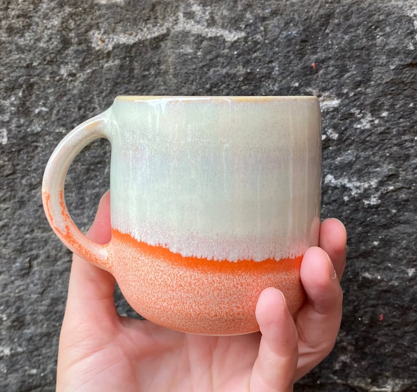 Hånddrejet kop med hank