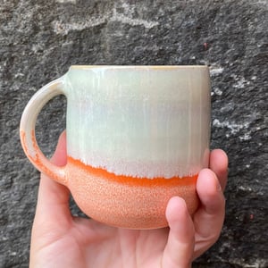 Hånddrejet kop med hank – produktbillede