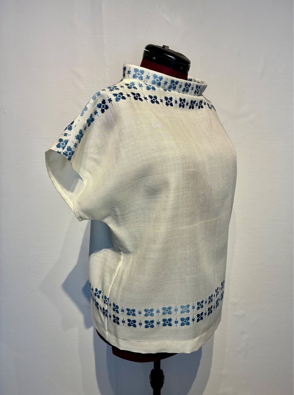 Trine bluse med blå blomster billede 3