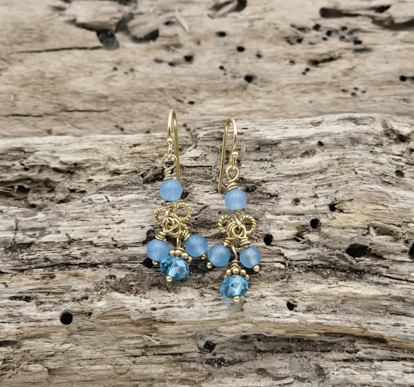 Ørekroge med blå jade og krystaller.