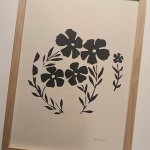 A4 papercut, marine, indrammet  – produktbillede