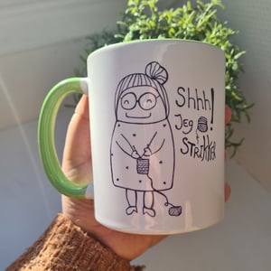 Krus: shhh jeg strikker Grøn – produktbillede