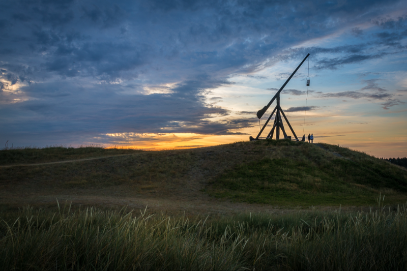 Solnedgangen nydes en sommeraften fra Fyrbakken med vippefyret i Skagen en smuk sommeraften