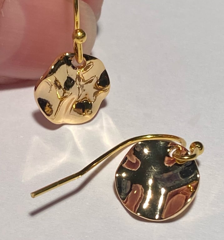 Øreringe med bølget mønt