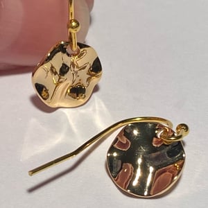 Øreringe med bølget mønt – produktbillede