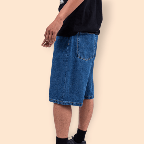 Mand iført blå cowboyshorts og sort t-shirt set fra siden. (1)
