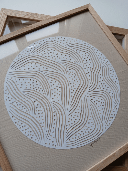 30x30cm papercut, beige, hvid, indrammet 