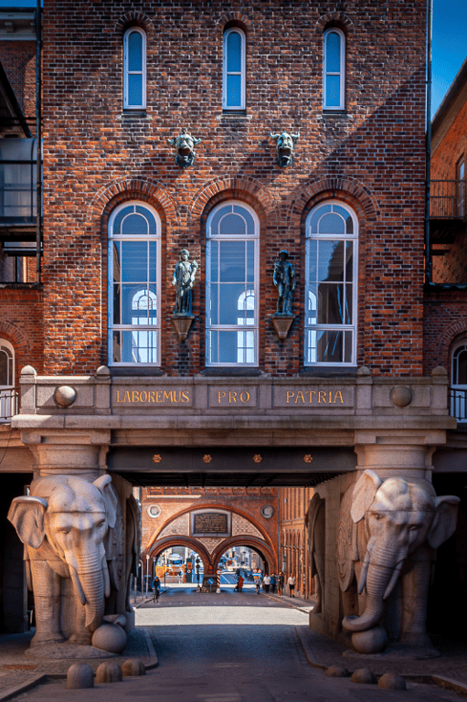 Elefantporten i Carlsberg Byen en smuk forårsdag
