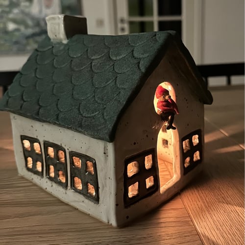 Hus med lille nisse i vinduet (1)