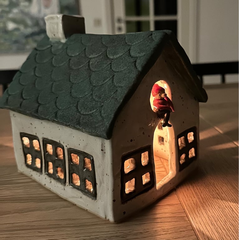 Hus med lille nisse i vinduet