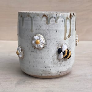 Tusindfryd krus. 320 ml. H: 8,5 cm – produktbillede