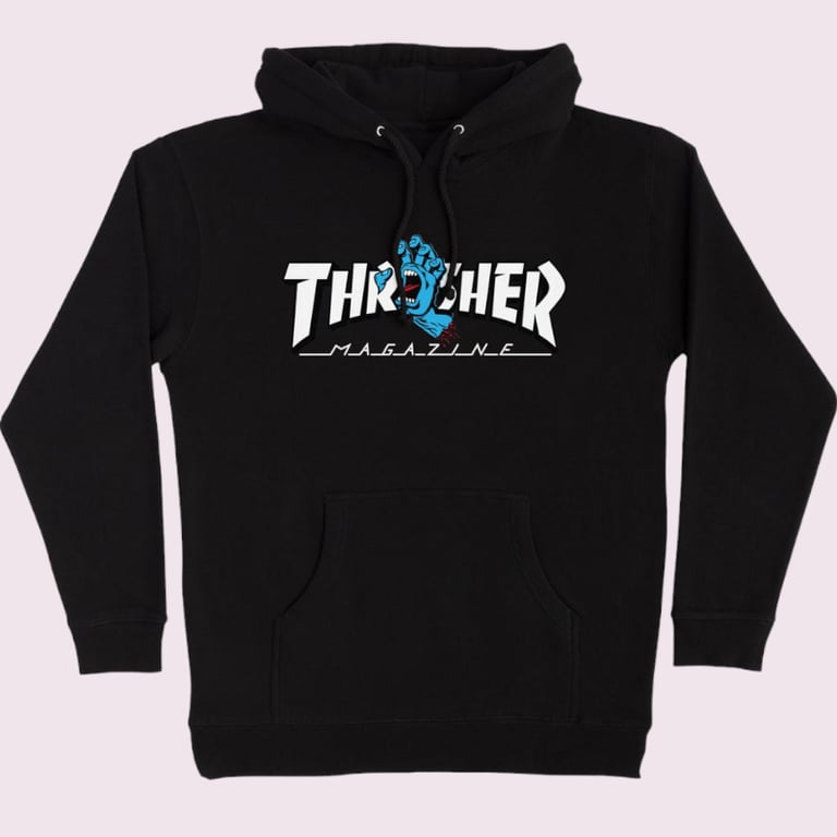 Sort hoodie med Thrasher Magazine-logo, der inkluderer en blå skræmmende hånd i midten af teksten.