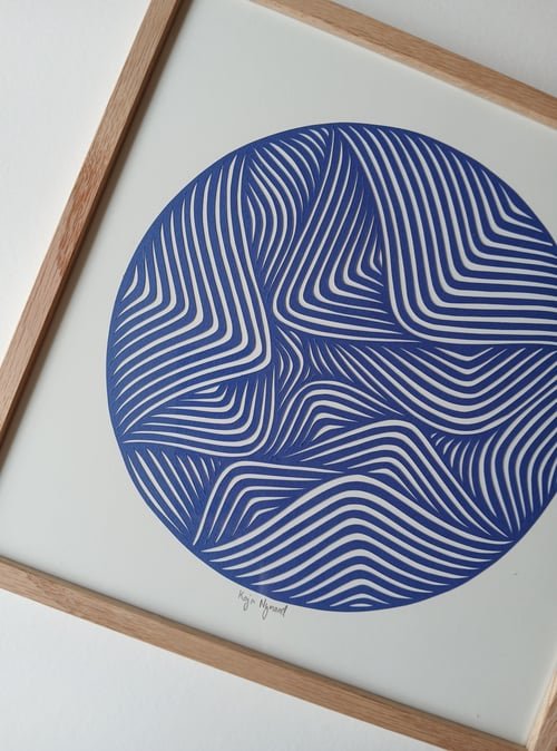 30x30cm papercut, kongeblå, indrammet 