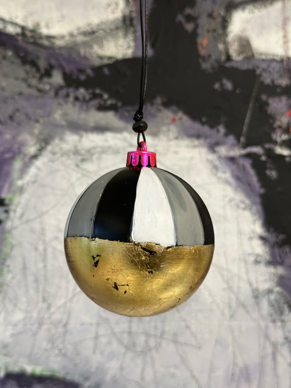 JULEKUGLE 2025 sort/hvid/grå med bladguld no.9