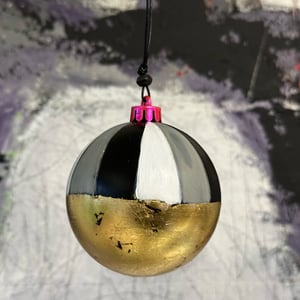 JULEKUGLE 2025 sort/hvid/grå med bladguld no.9 – produktbillede