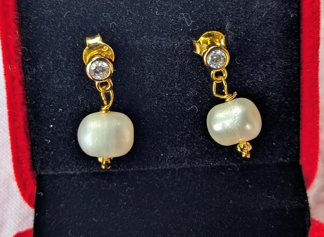 Hvide ferskvandsperler og 18 karat forgyldt