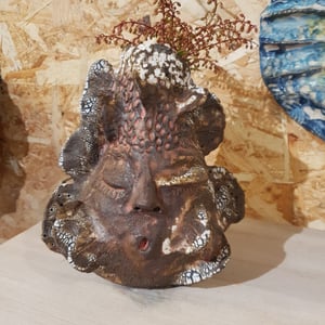 Syngende skulpturel vase  – produktbillede