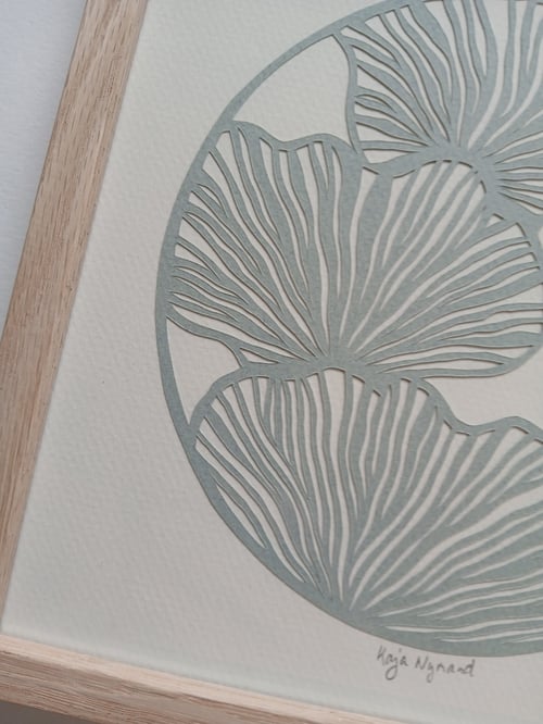 20x20cm papercut, blågrå, indrammet 