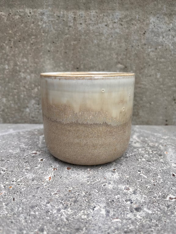 Sandfarvet krus. 330 ml.  H: 7,5 cm billede 2