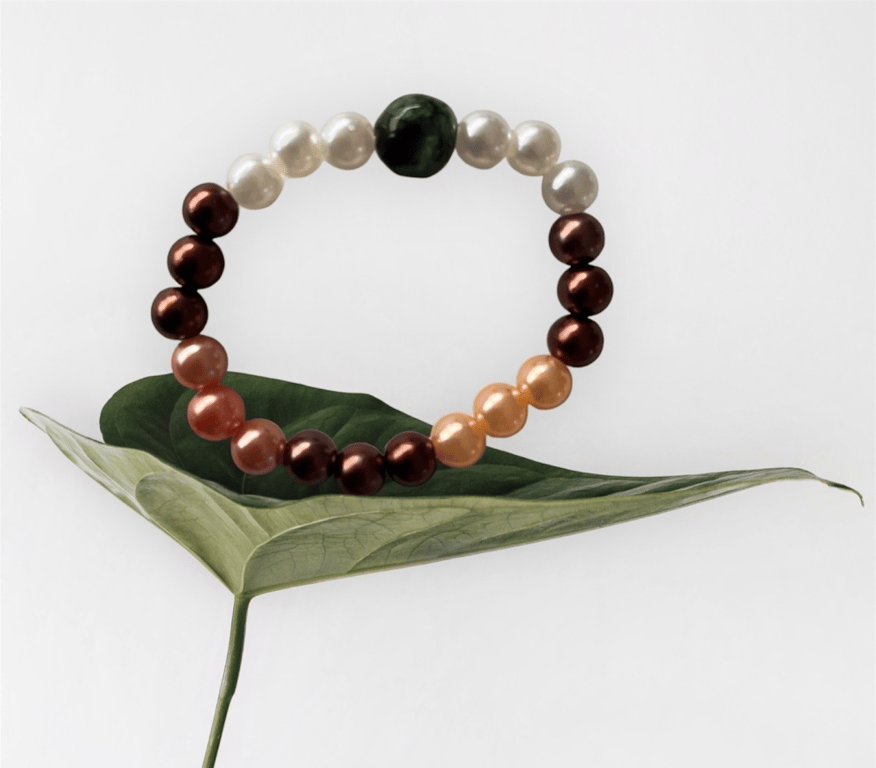 Glace armbånd i acryl perler og en enkelt grøn agat sten.(Elastik)