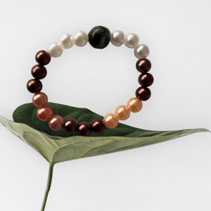 Glace armbånd i acryl perler og en enkelt grøn agat sten.(Elastik) – produktbillede