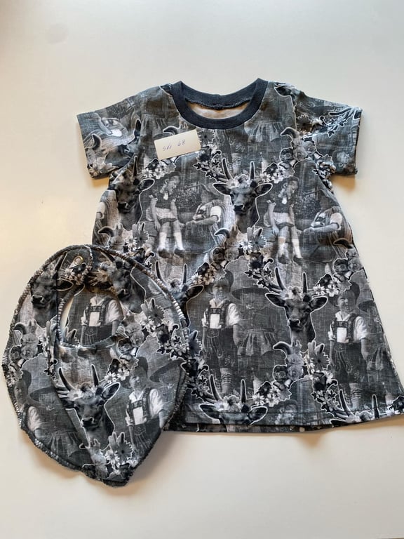 Kjole med korte ærmer og hagesmæk. Størrelse 68