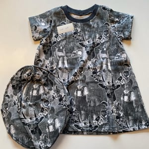 Kjole med korte ærmer og hagesmæk. Størrelse 68 – produktbillede