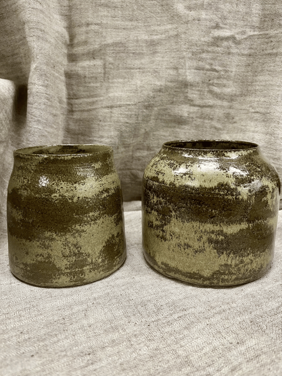 Vase i grøn glasur H 10 cm. billede 2